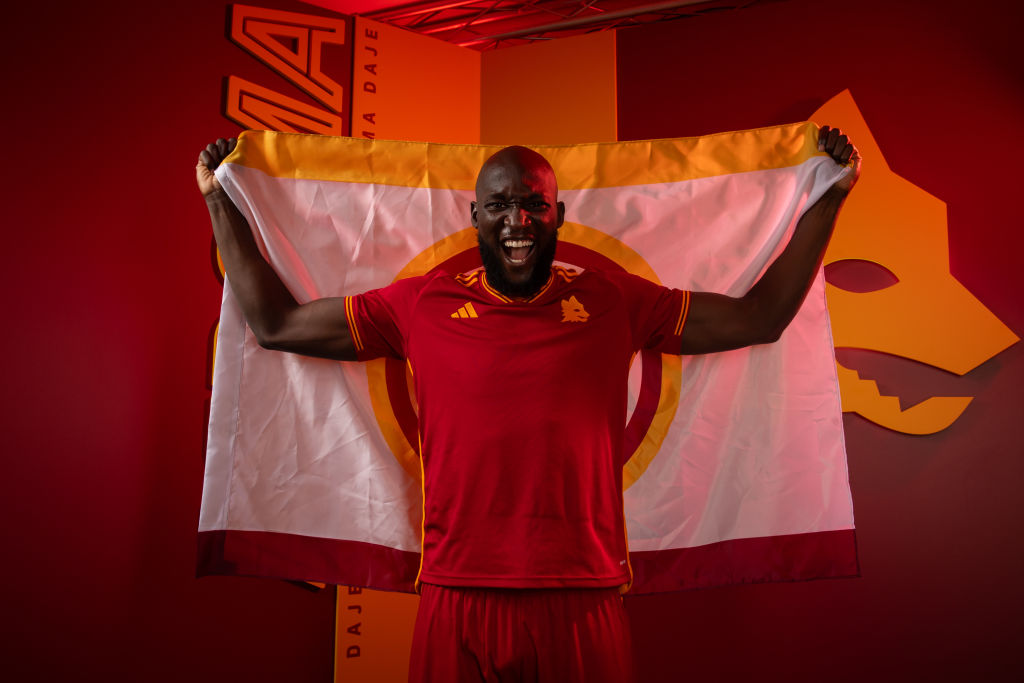 Lukaku in posa con la maglia della Roma