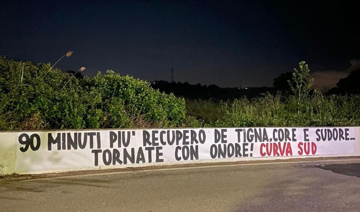 Lo striscione esposto dalla Curva Sud