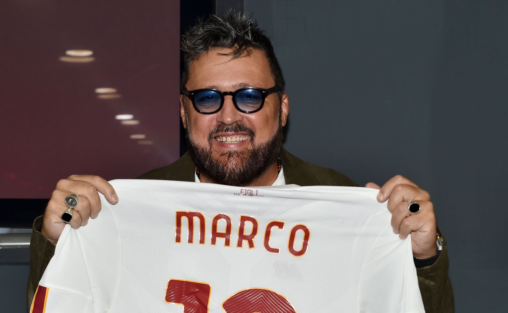 Marco Conidi posa con la maglia della Roma