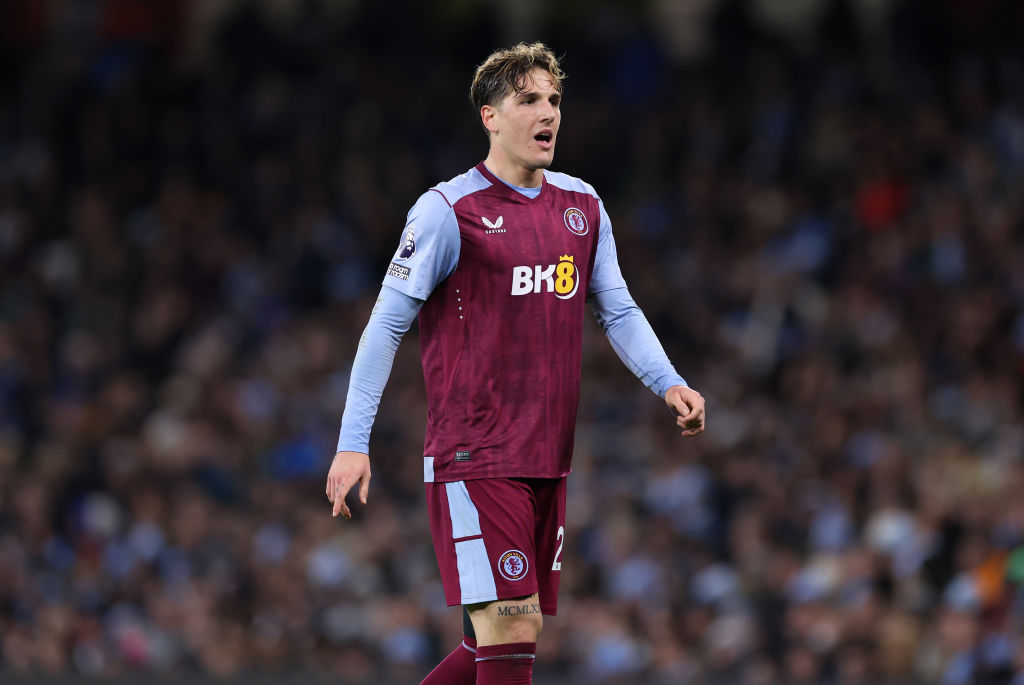 Nicolò Zaniolo con la maglia dell'Aston Villa