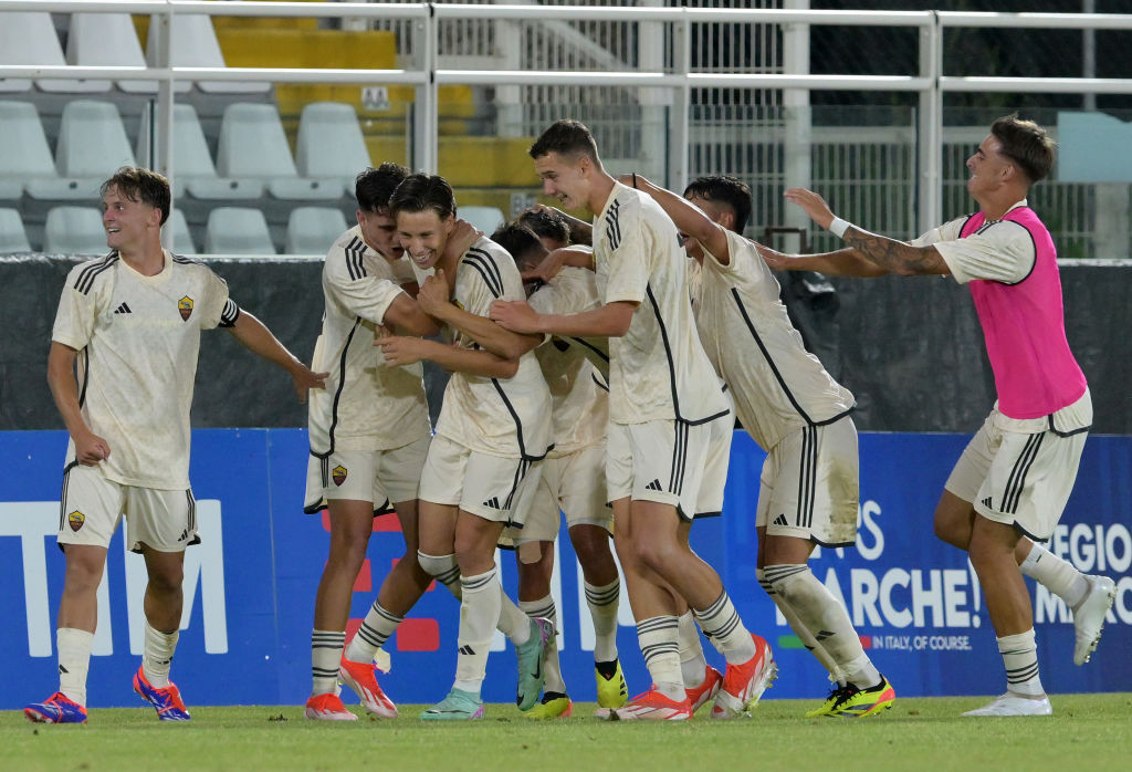 La Roma Under 18 esulta dopo il gol di Reale contro l'Atalanta