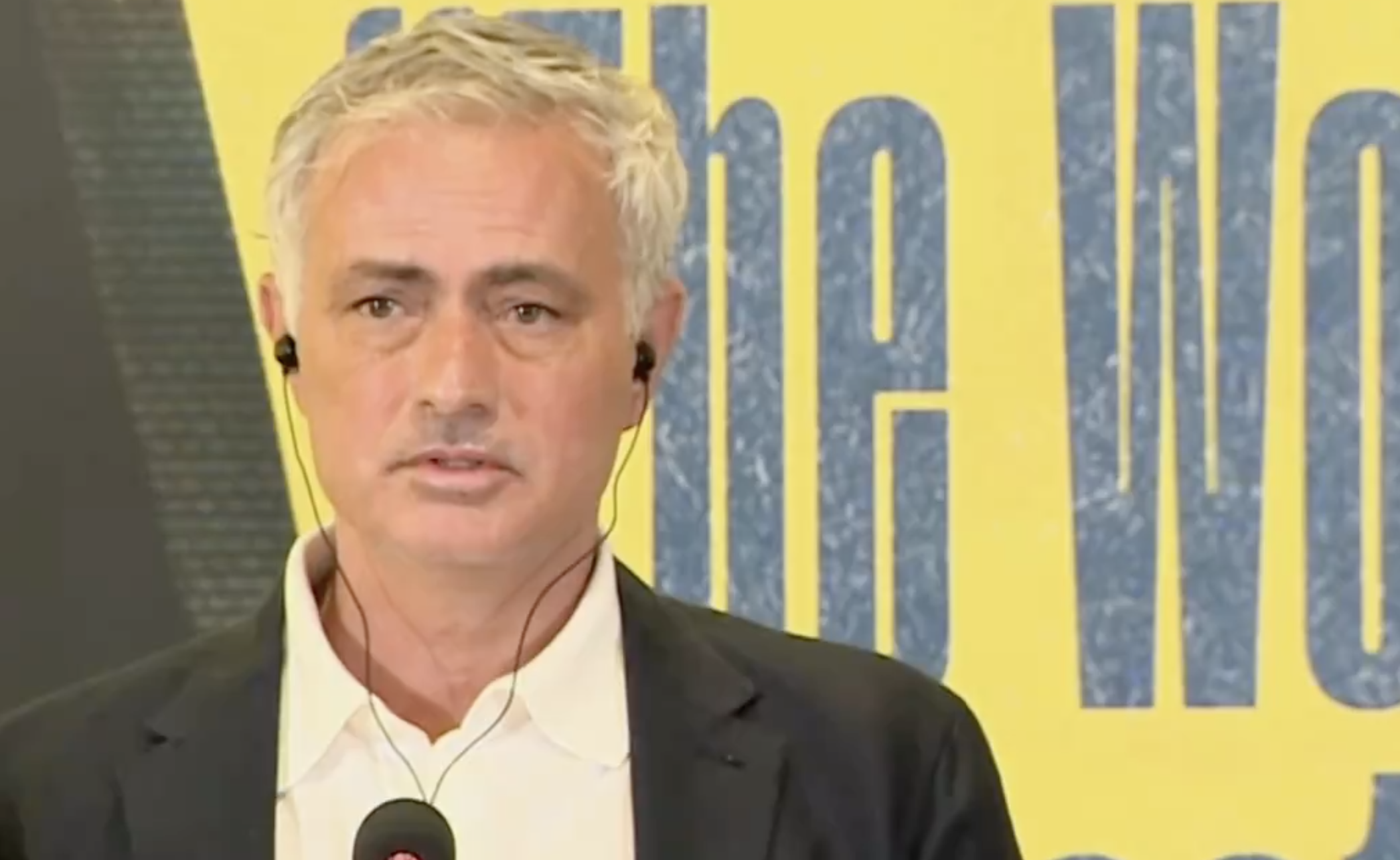 José Mourinho durante la conferenza stampa del Fenerbahce