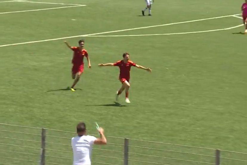 La Roma Under 15 esulta dopo il secondo gol della gara