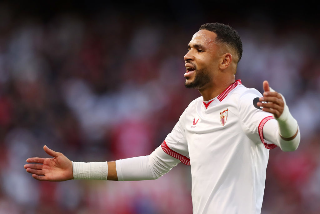 En-Nesyri in campo con la maglia del Siviglia