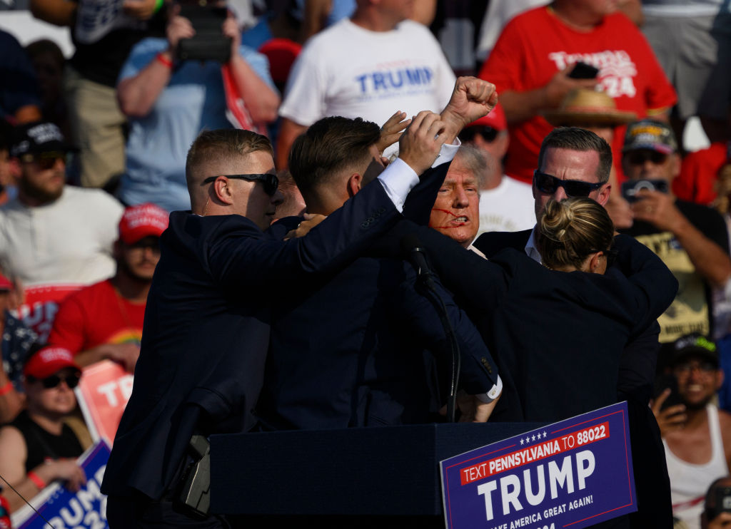 Donald Trump ferito durante un suo comizio