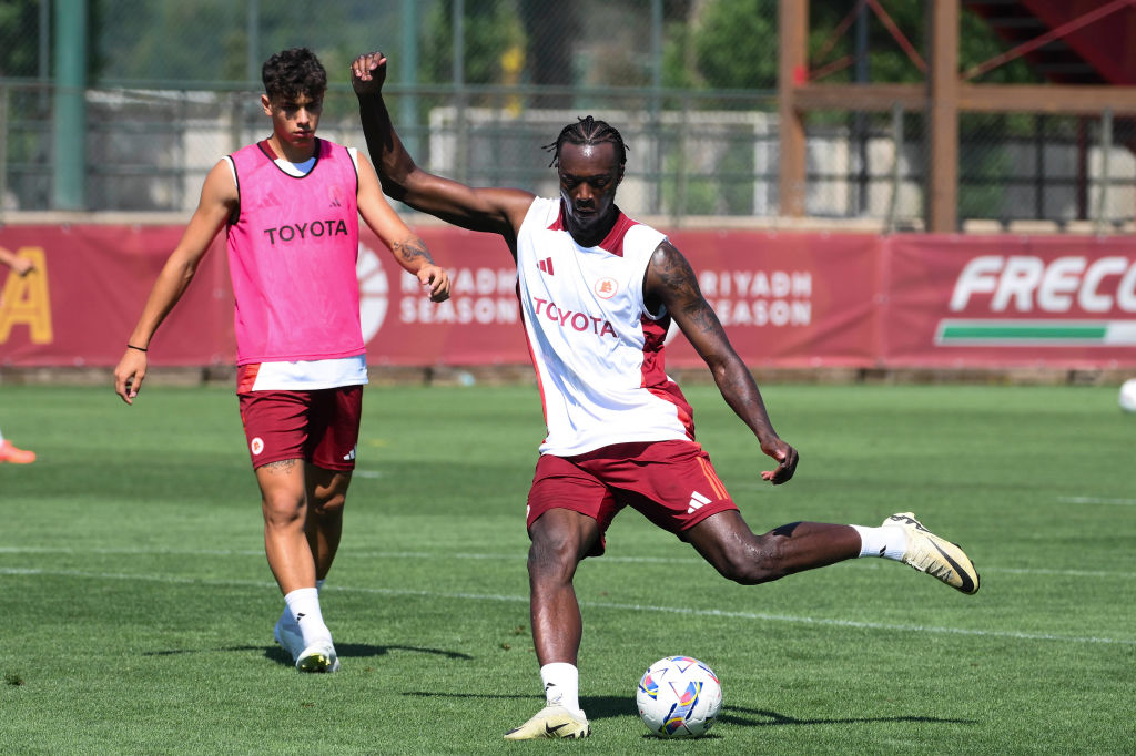 Abraham con la divisa di allenamento della Roma