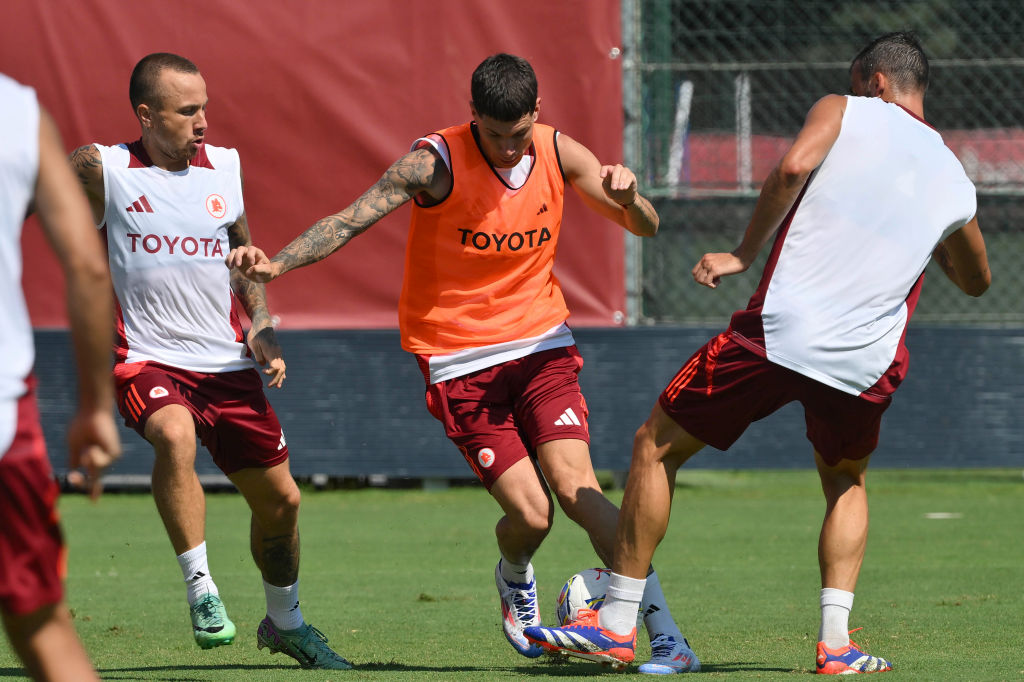 I giocatori della Roma con il nuovo kit di allenamento