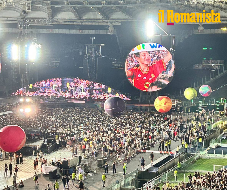 Un bambino con addosso la maglia della Roma al concerto dei Coldplay