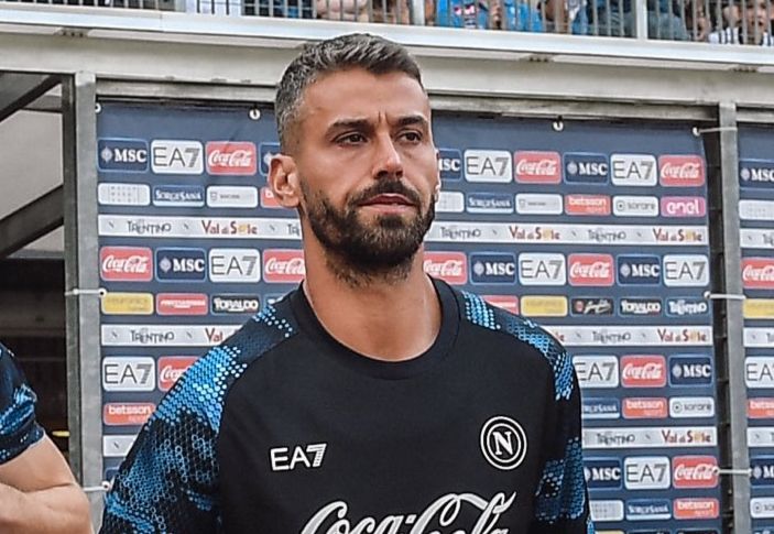 Spinazzola con la maglia d'allenamento del Napoli