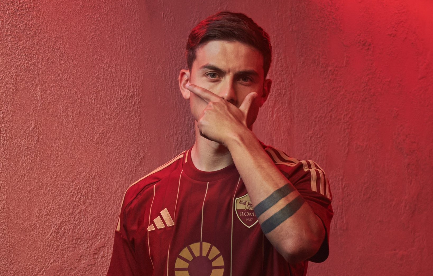 Dybala con addosso la nuova maglia della Roma