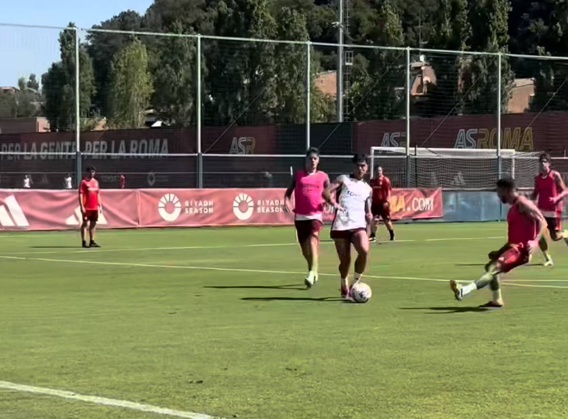 Dybala durante l'allenamento a Trigoria