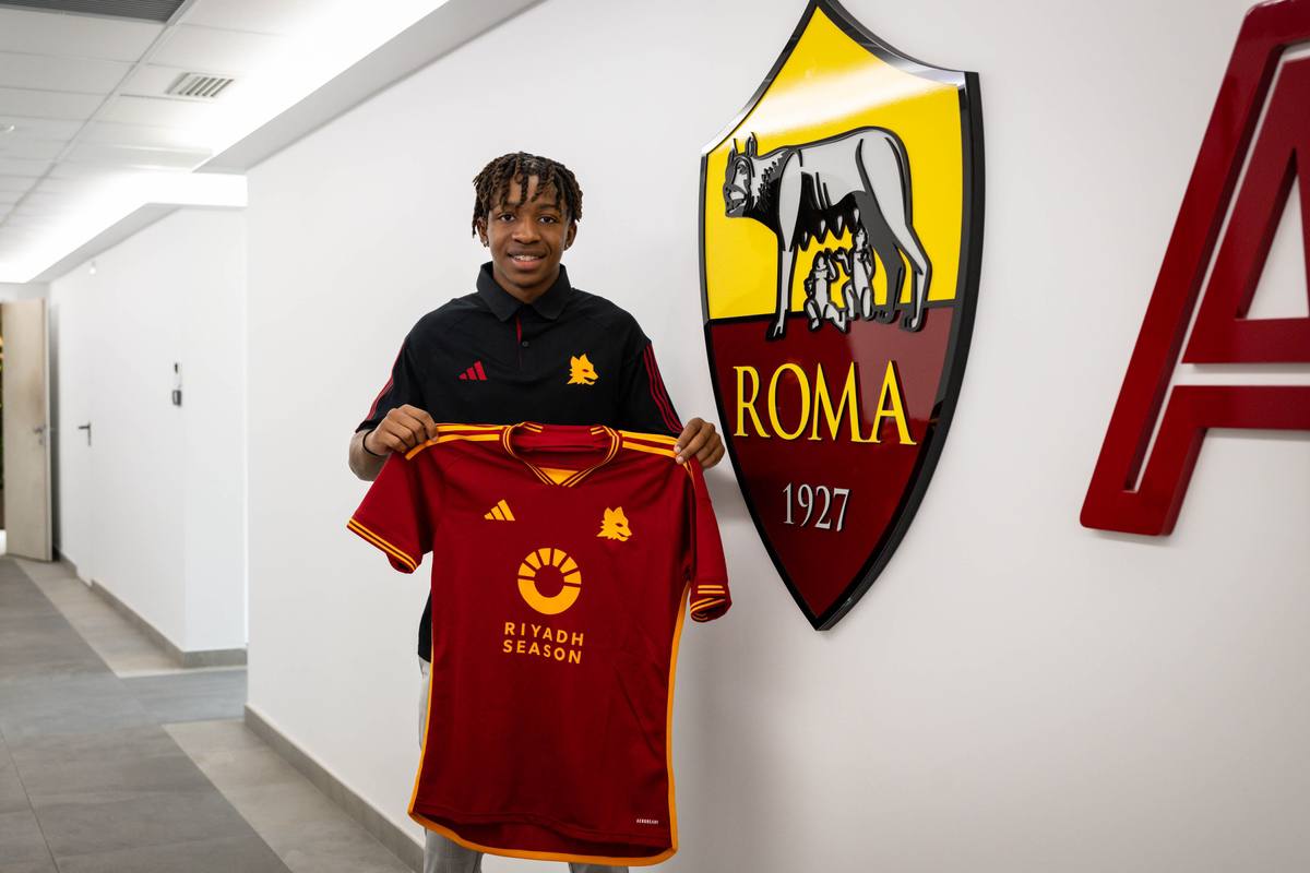 Buba Sangaré posa con la maglia della Roma