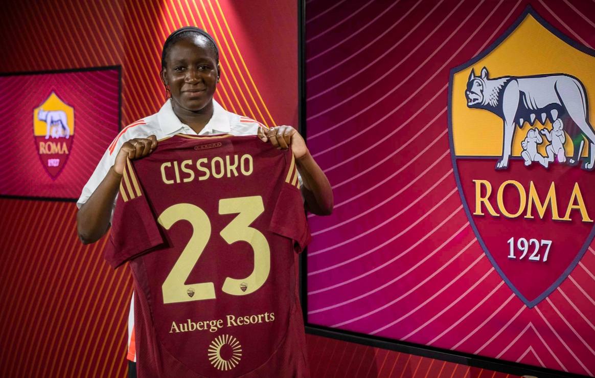 Hawa Cissoko con la maglia della Roma