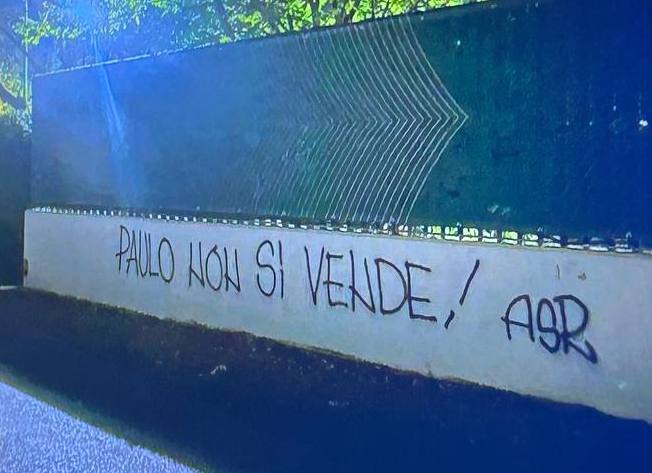 Il messaggio diffuso dai tifosi fuori da Trigoria