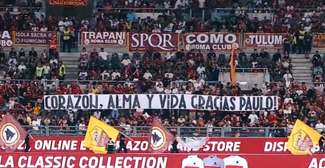 Lo striscione dedicato a Dybala