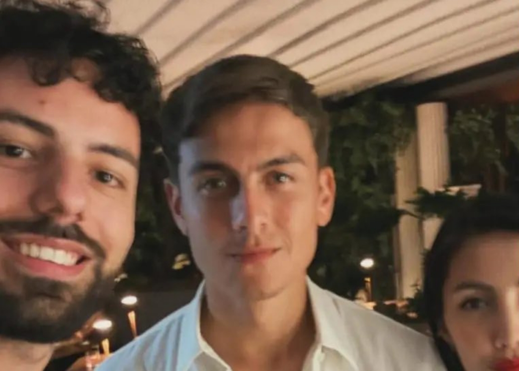 Paulo Dybala a cena scatta foto con i tifosi presenti