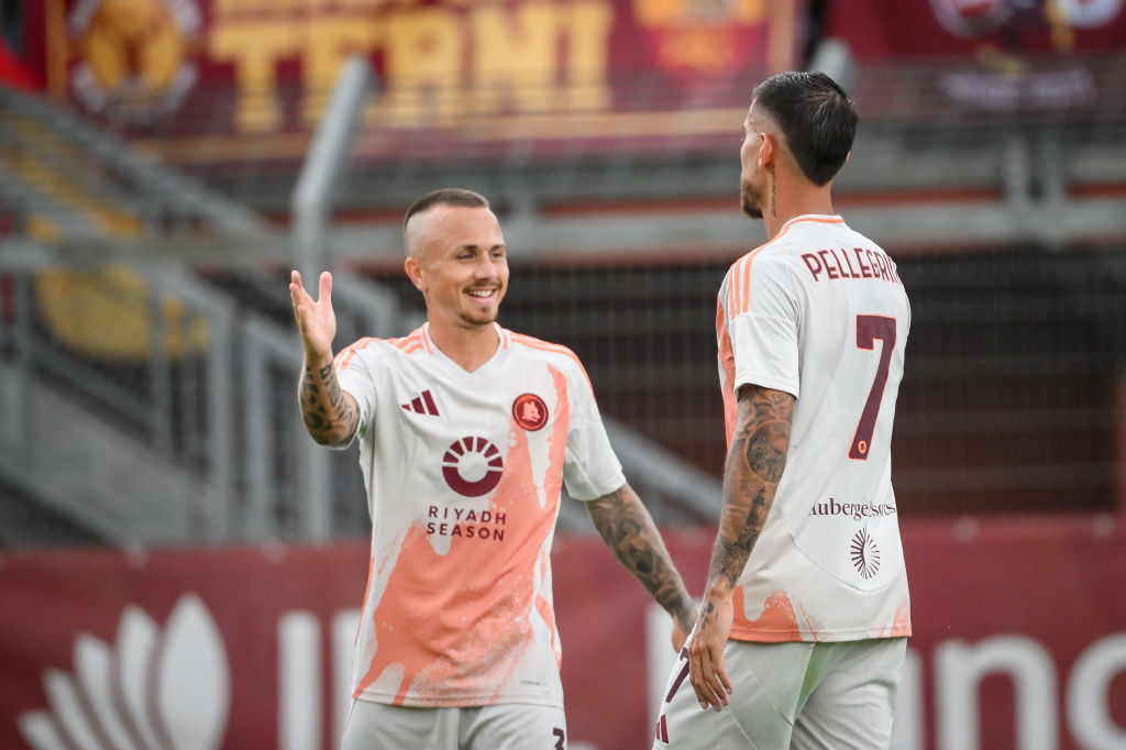 Angeliño e Pellegrini dopo il gol del Capitano contro l'Olympiacos