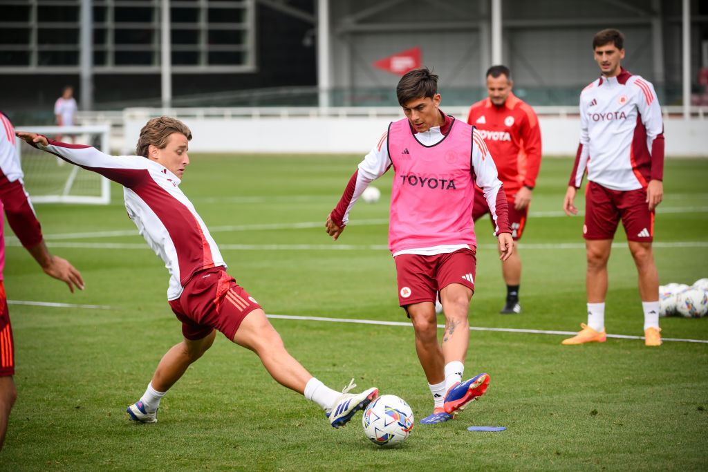 I giocatori della Roma si allenano con il nuovo kit d'allenamento