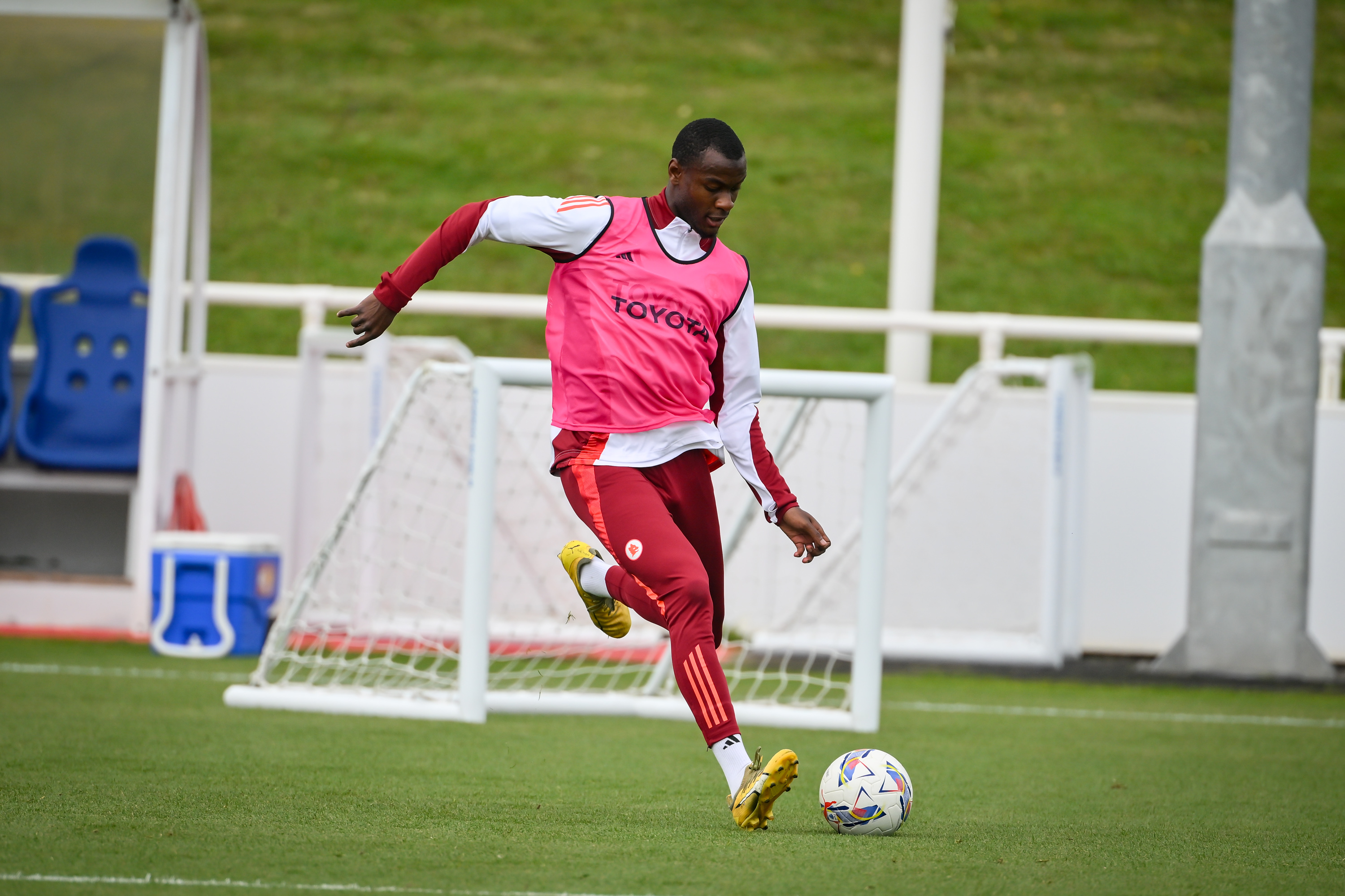 Evan Ndicka durante un allenamento della Roma