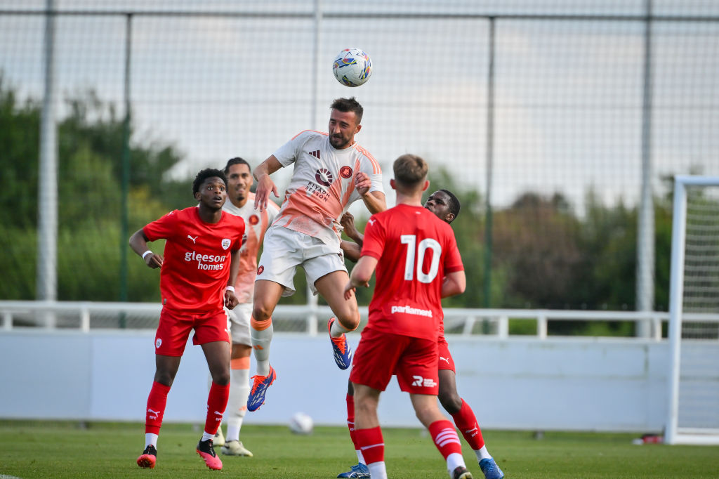 Bryan Cristante durante l'amichevole con il Barnsley