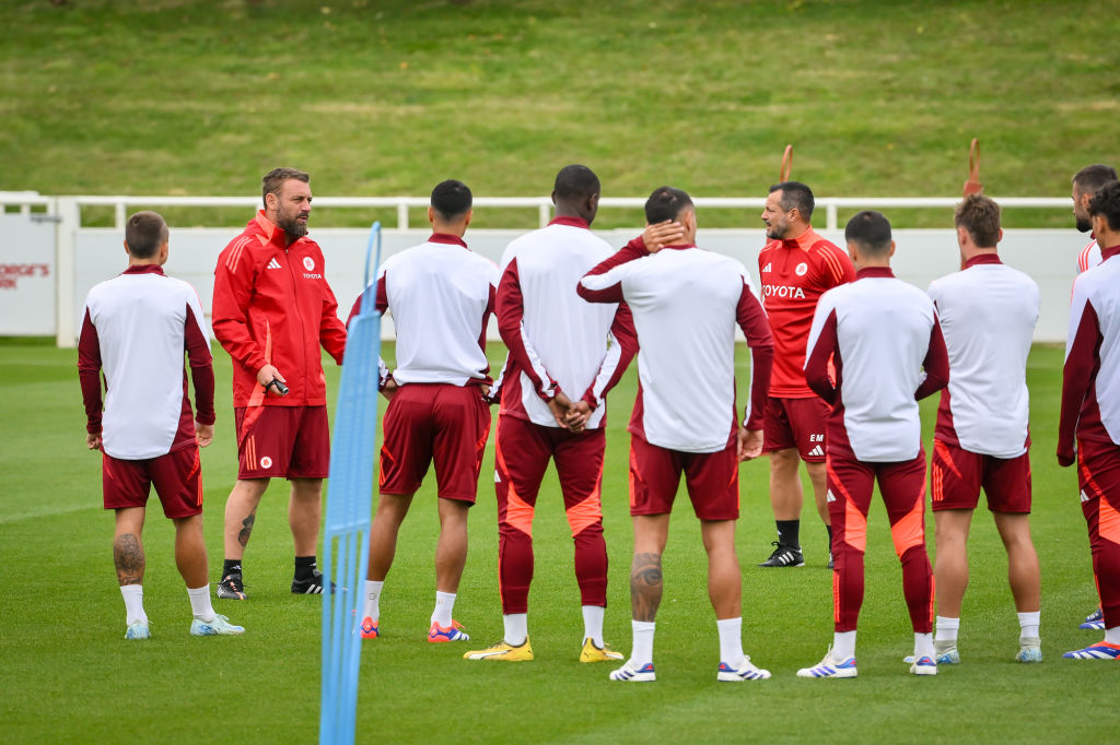 De Rossi parla alla squadra in allenamento