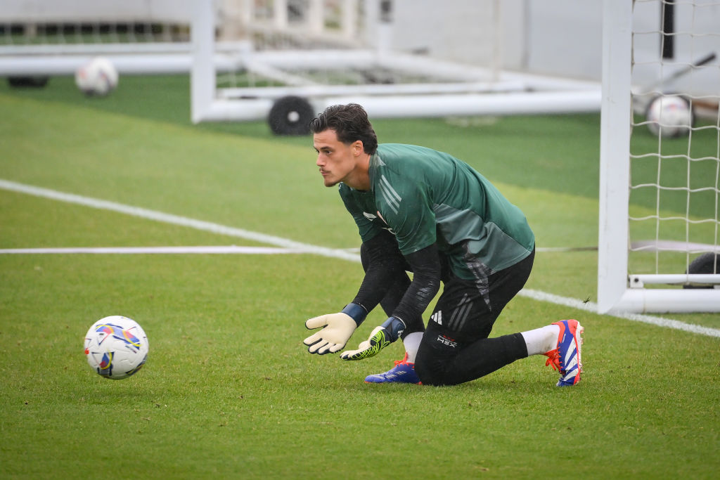 Mile Svilar durante una seduta d'allenamento al St George's Park