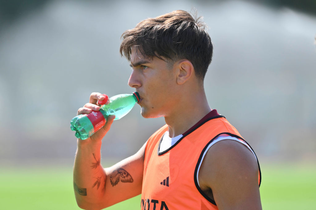 Dybala durante un allenamento della Roma