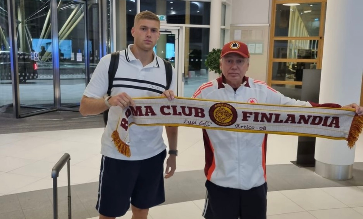 Dovbyk insieme a Juha Ahtinen presidente del Roma Club in Finlandia 