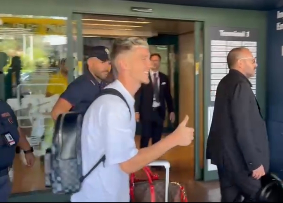 Alexis Saelemaekers al suo arrivo a Fiumicino