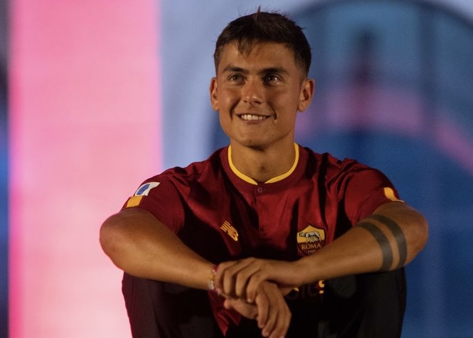 Dybala durante la presentazione al Colosseo Quadrato