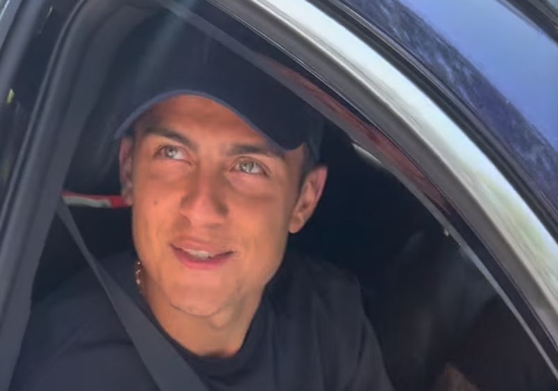 Dybala all'uscita di Trigoria