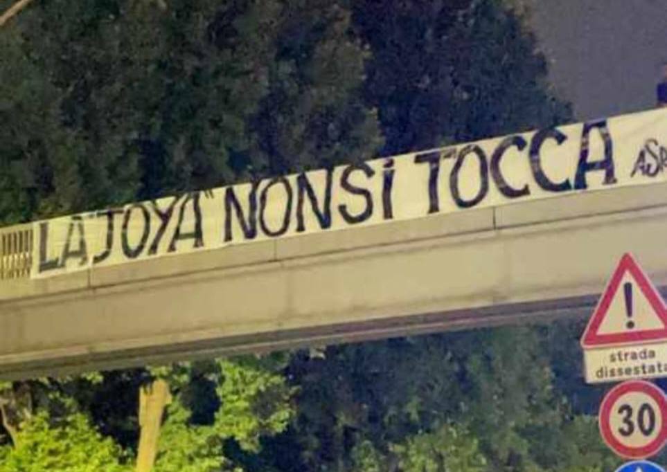 Lo striscione per Paulo Dybala