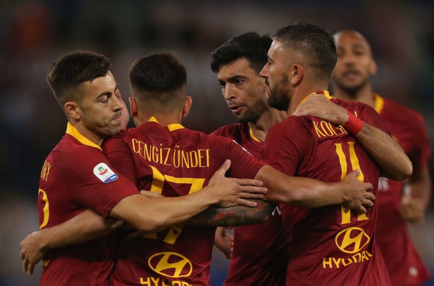 La squadra esulta dopo il gol del vantaggio, firmato da Cengiz Ünder