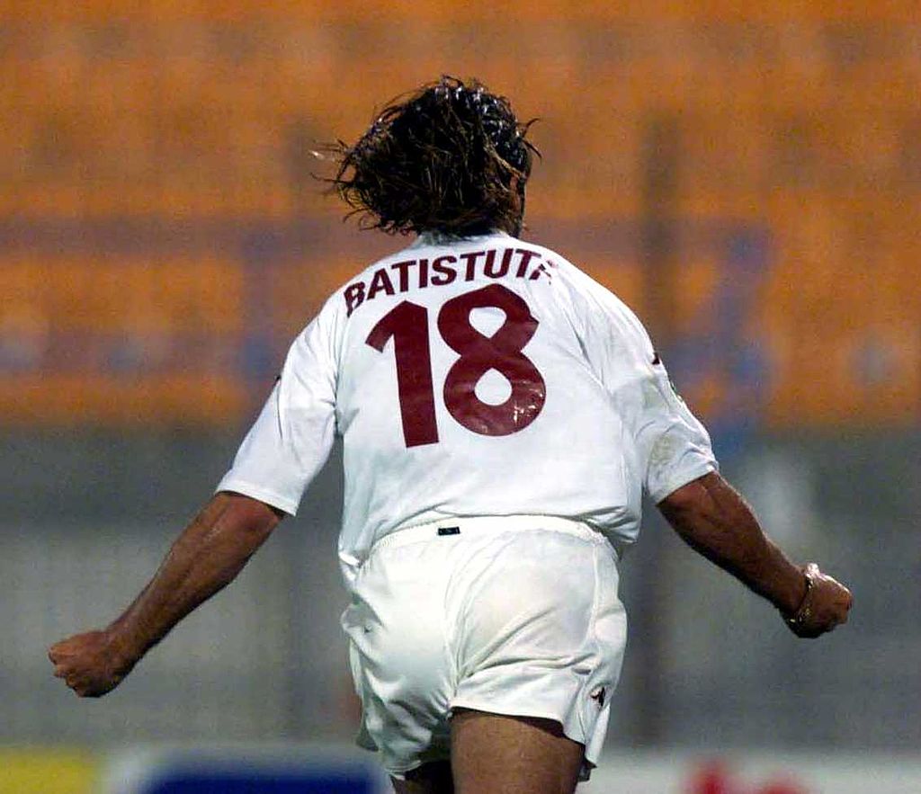 Gabriel Batistuta esulta dopo un gol nella stagione 2000-01