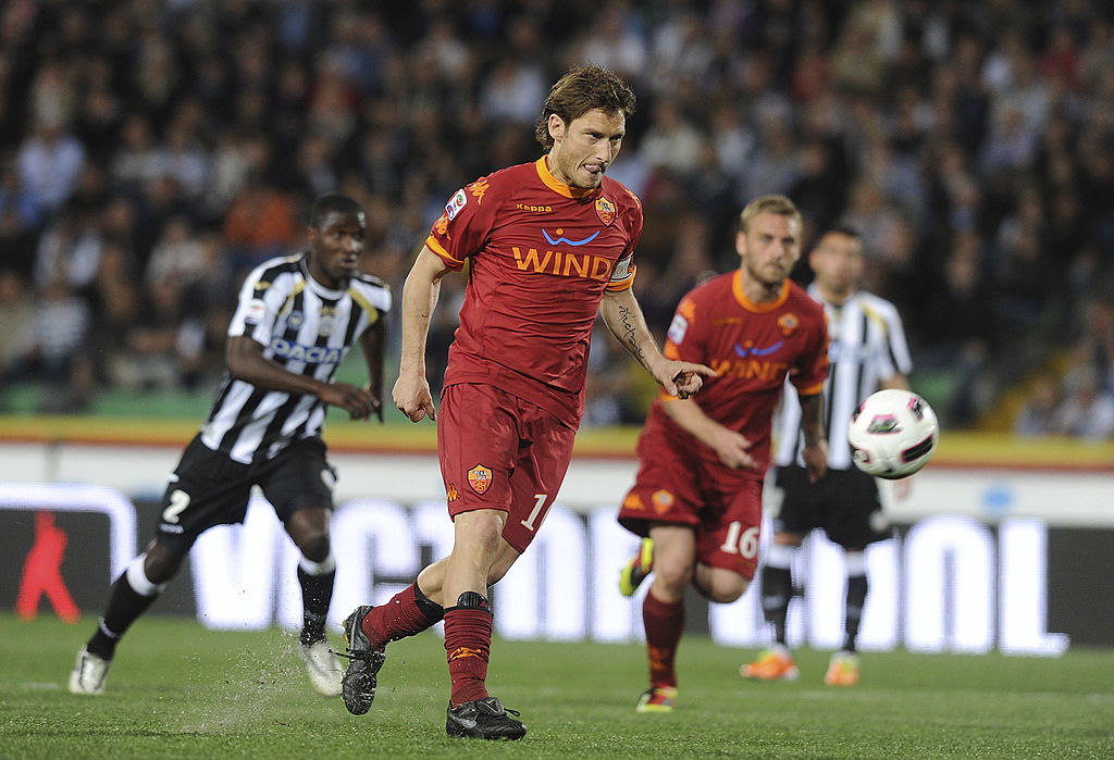 Francesco Totti trasforma un calcio di rigore contro l'Udinese il 9 aprile 2011