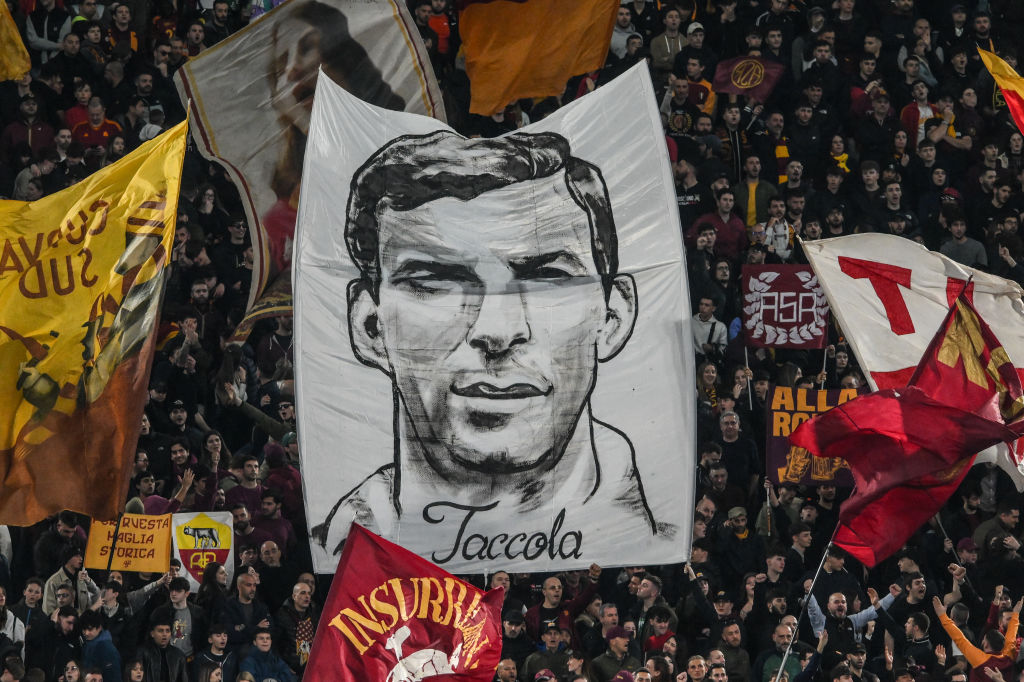 Lo stendardo che ritrae Giuliano Taccola in Curva Sud