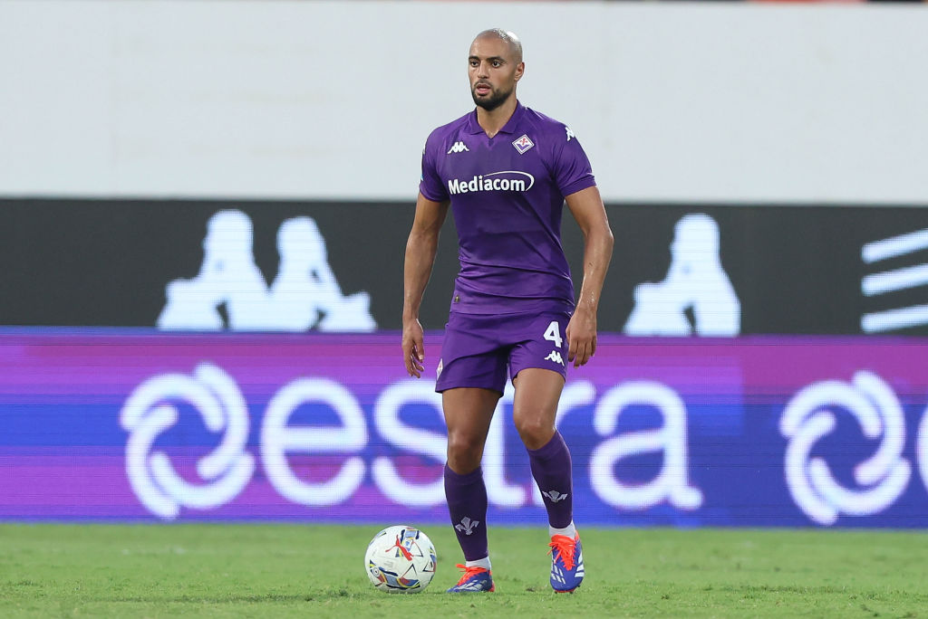 Amrabat in campo con la maglia della Fiorentina