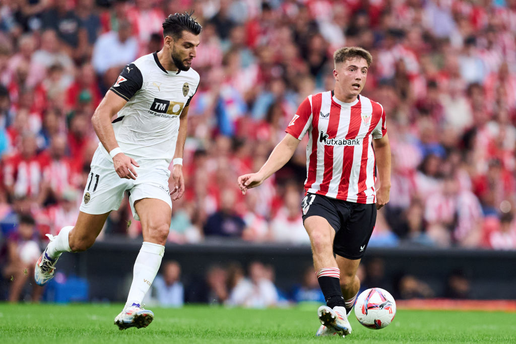 Rafa Mir durante una partita del Valencia