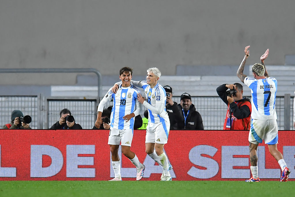 Dybala, Garnacho e de Paul durante la sfida tra Argentina e Cile