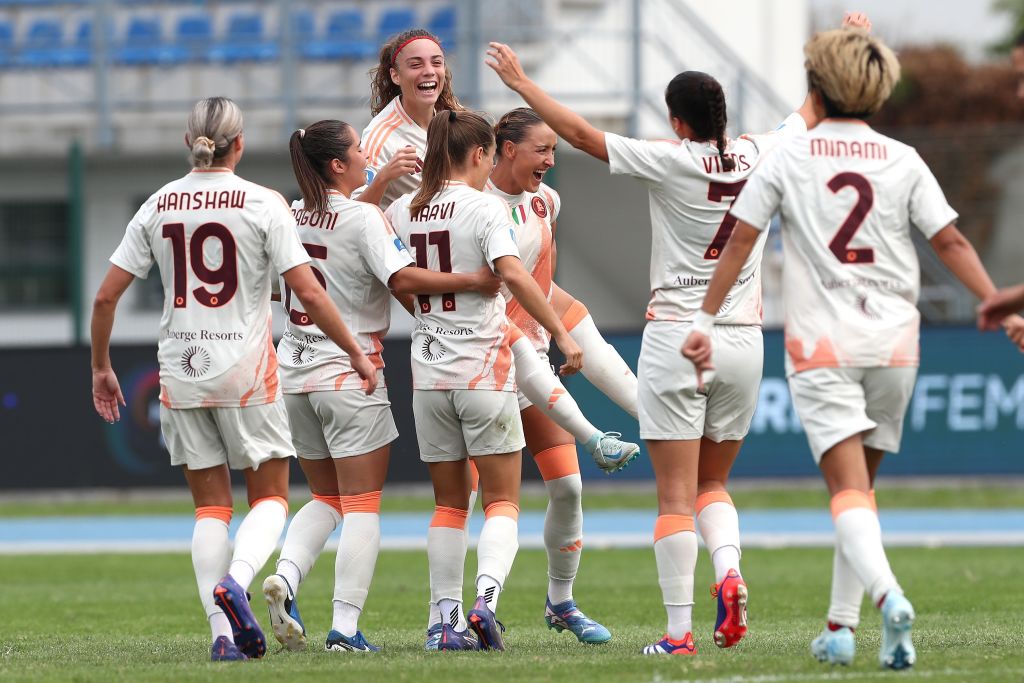 L'esultanza della Roma dopo aver segnato il terzo gol sul campo del Como