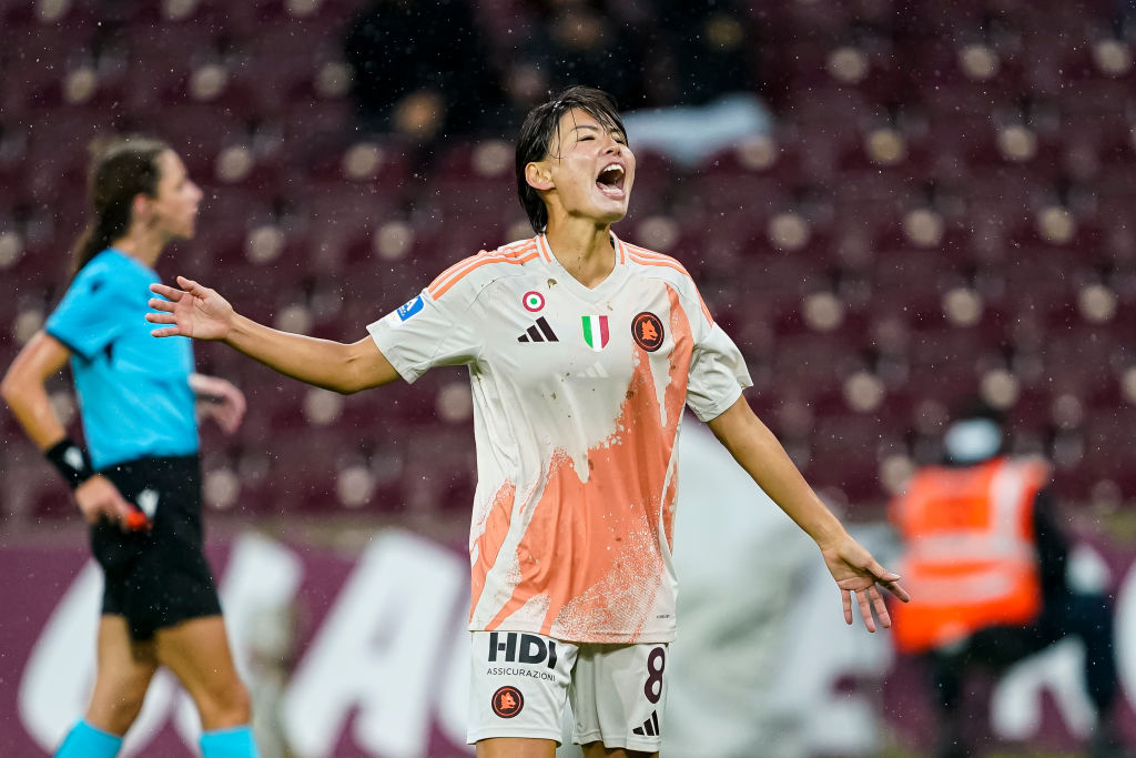 Saki Kumagai esulta dopo il gol segnato al Servette