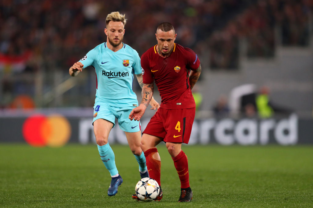 Rakitic e Nainggolan durante Roma-Barcellona