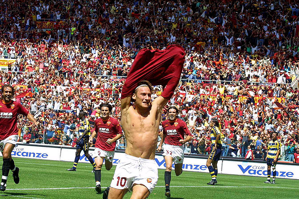 L'esultanza di Francesco Totti dopo il gol del vantaggio sul Parma il 17 giugno 2001