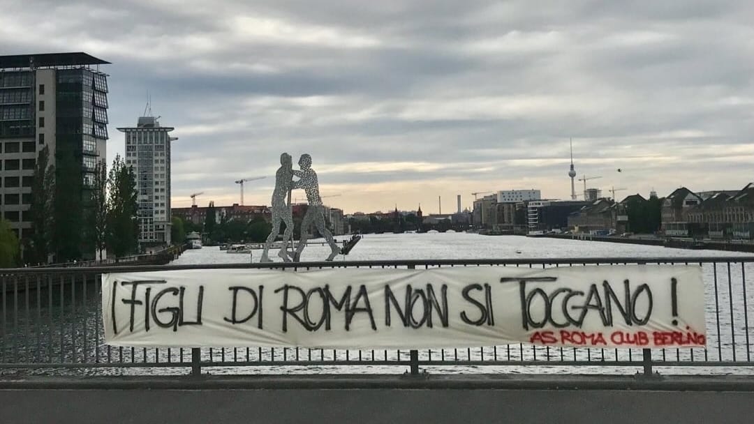 Lo striscione del Roma Club Berlino 