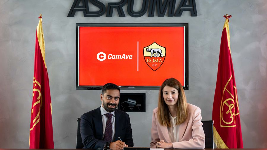 Il momento della firma tra la Roma e ComAve