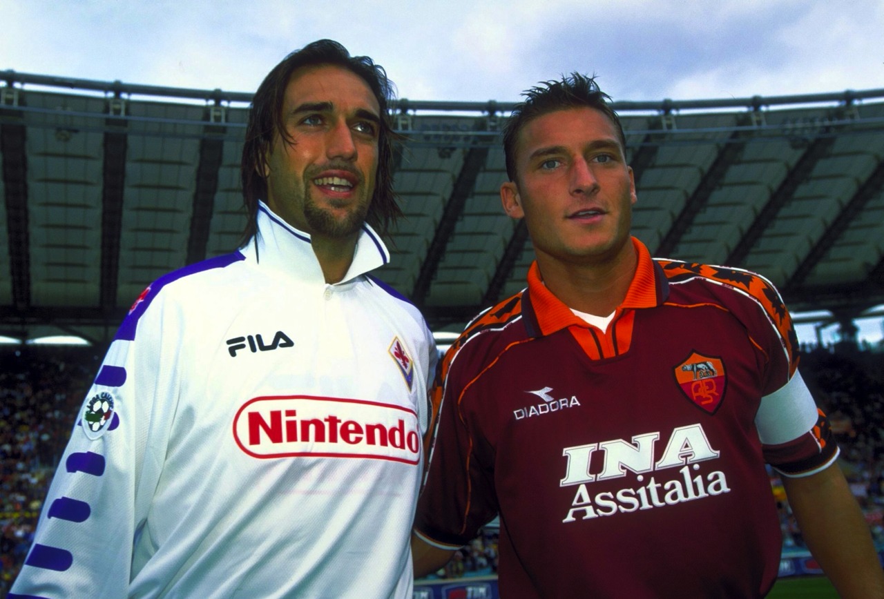 I due capitani, Totti e Batistuta, posano insieme prima del fischio d'inizio