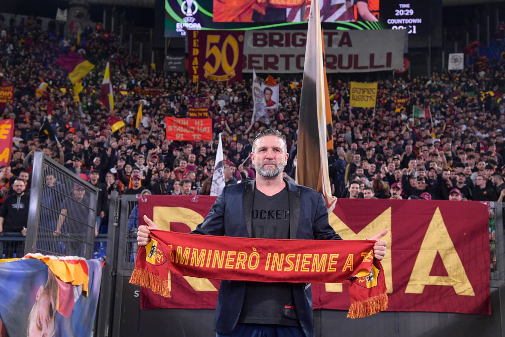 Vincent Candela posa sotto la Curva Sud nel 2022