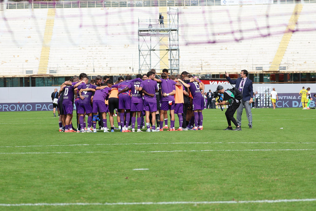 La Fiorentina festeggia dopo la sfida alla Lazio, alle spalle la Fiesole vuota