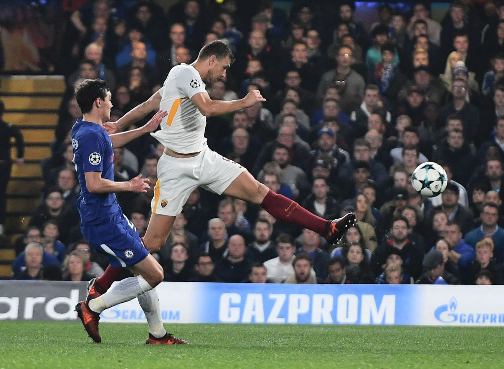 La botta al volo di Edin Dzeko che vale il 2-2 a Stamford Bridge