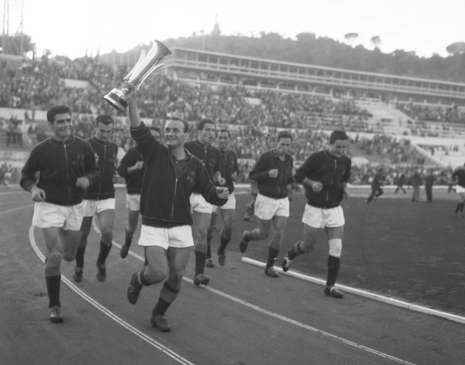 Il giro di campo di Losi e compagni con la Coppa delle Fiere